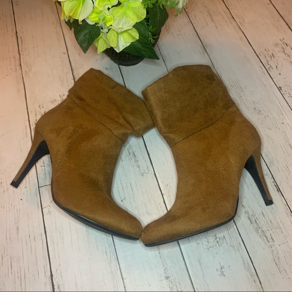 Shoes - Picture 2 of 8
